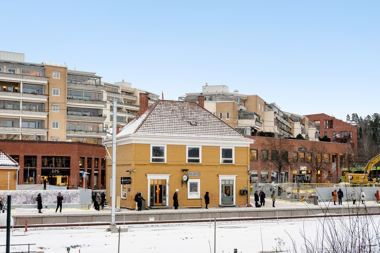 Det er ca 3 min gange til Kolbotn stasjon har linje L2 og L2X (tog) Galleribilde