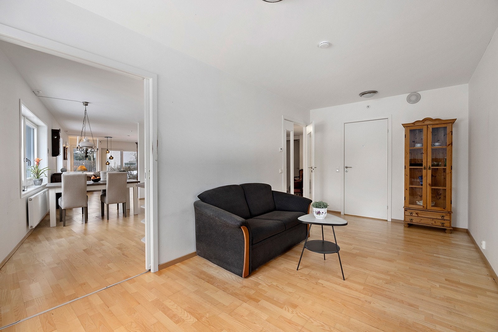 Soverom med plass til stor seng og garderobeløsning. Tilknyttet eget bad. Galleribilde