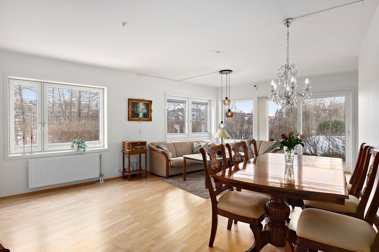 Store vindusflater som gjør rommet lyst og luftig. Galleribilde