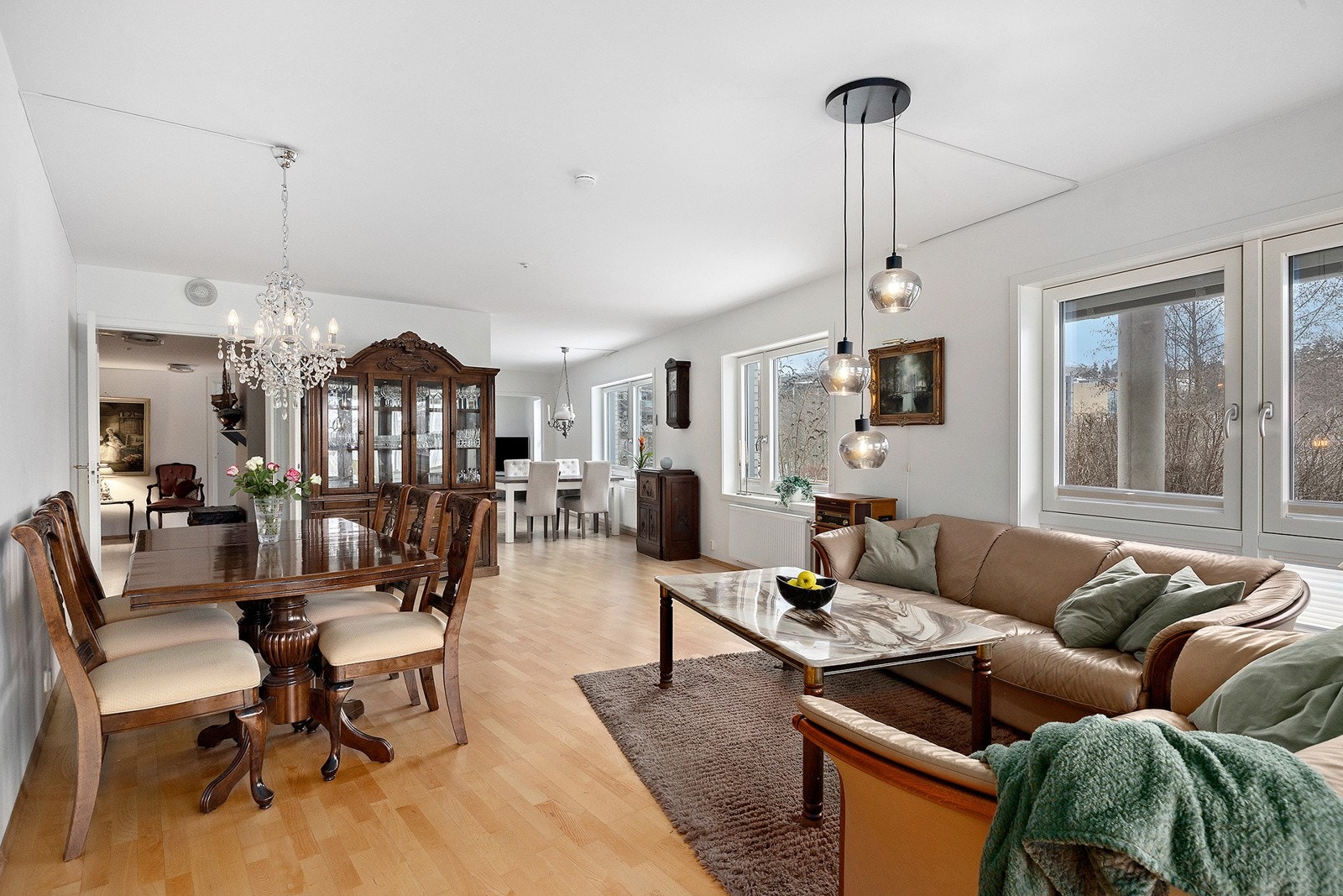 Stue med god romfølelse og plass til sofagruppe og spiseplass. Galleribilde