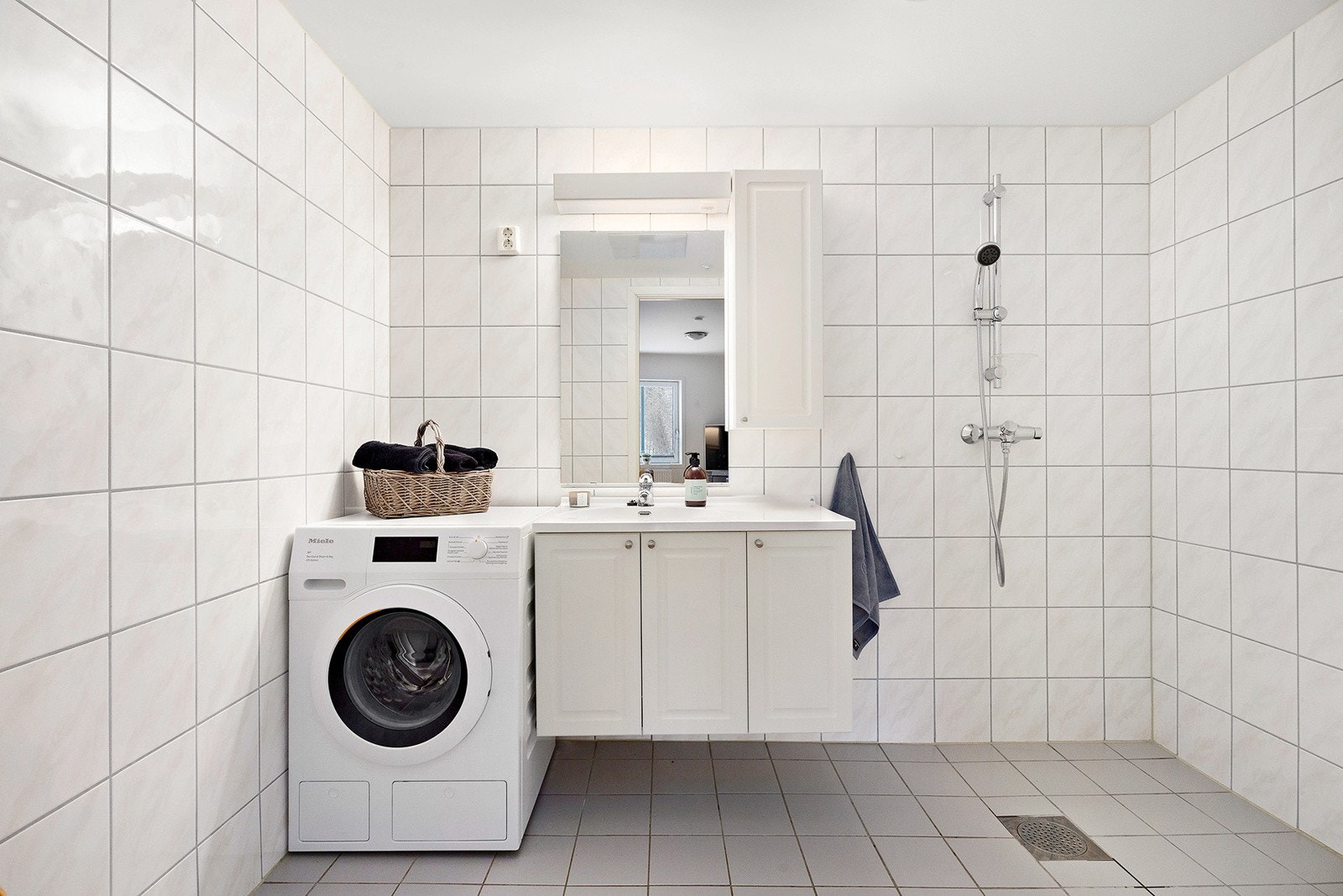 Boligen disponerer tre flislagte bad/wc. To er tilknyttet hvert sitt soverom, ett bad ligger ved entré. Galleribilde