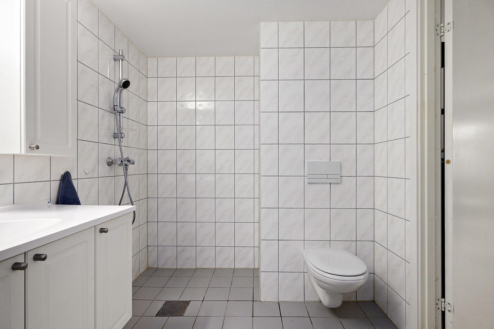 Badene er innredet med dusjløsning, servant og toalett. Alle bad har flislagte overflater. Galleribilde