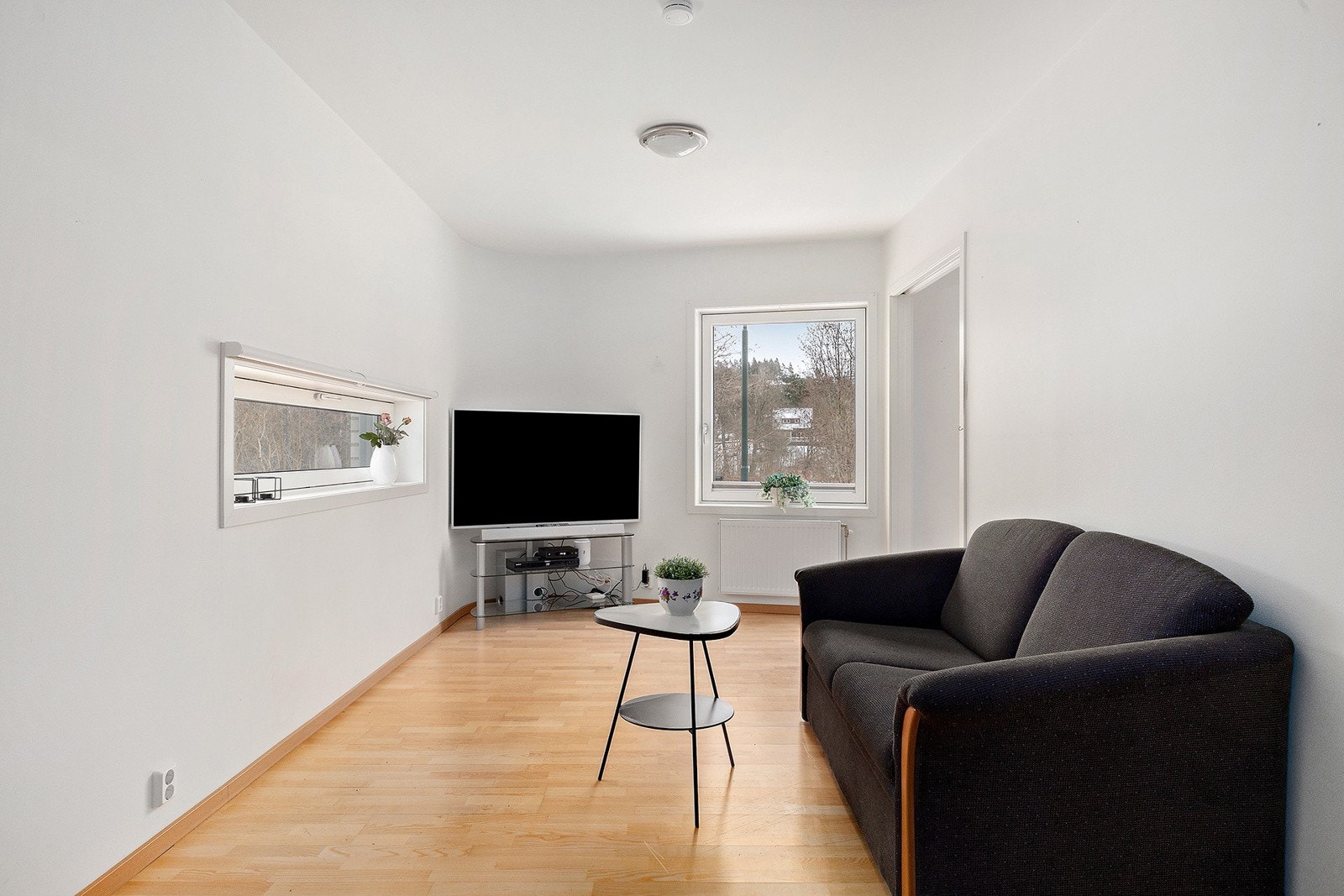 Utvendige automatiske persienner på vindu. Galleribilde