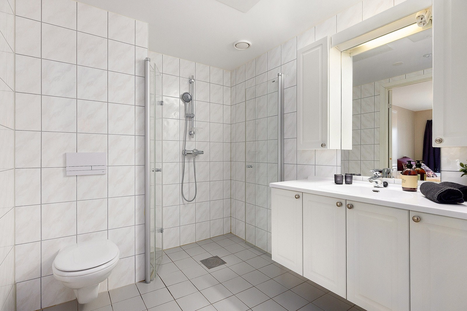 Badene er av lik utførelse og har elektriske varmekabler i gulv. Galleribilde