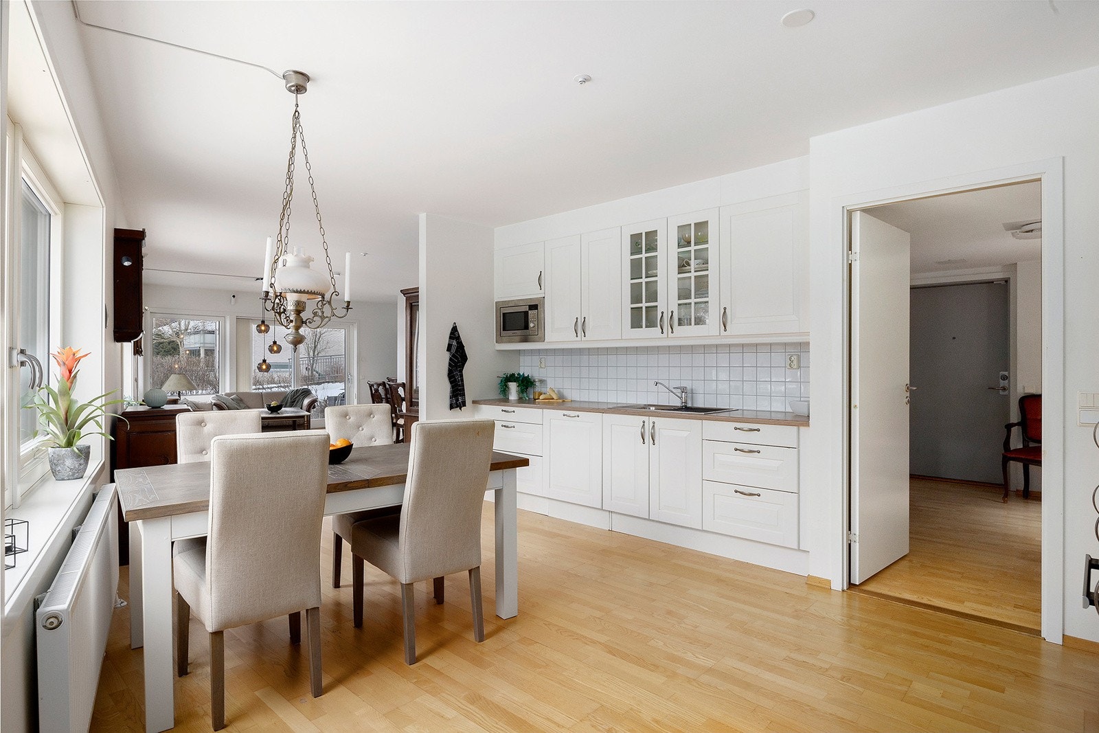 Innholdsrik kjøkkeninnredning med god skap- og benkeplass. Galleribilde