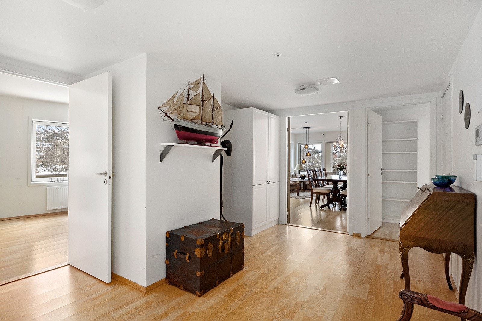 Innbydende entré med garderobeskap og god oppbevaringsplass. Galleribilde