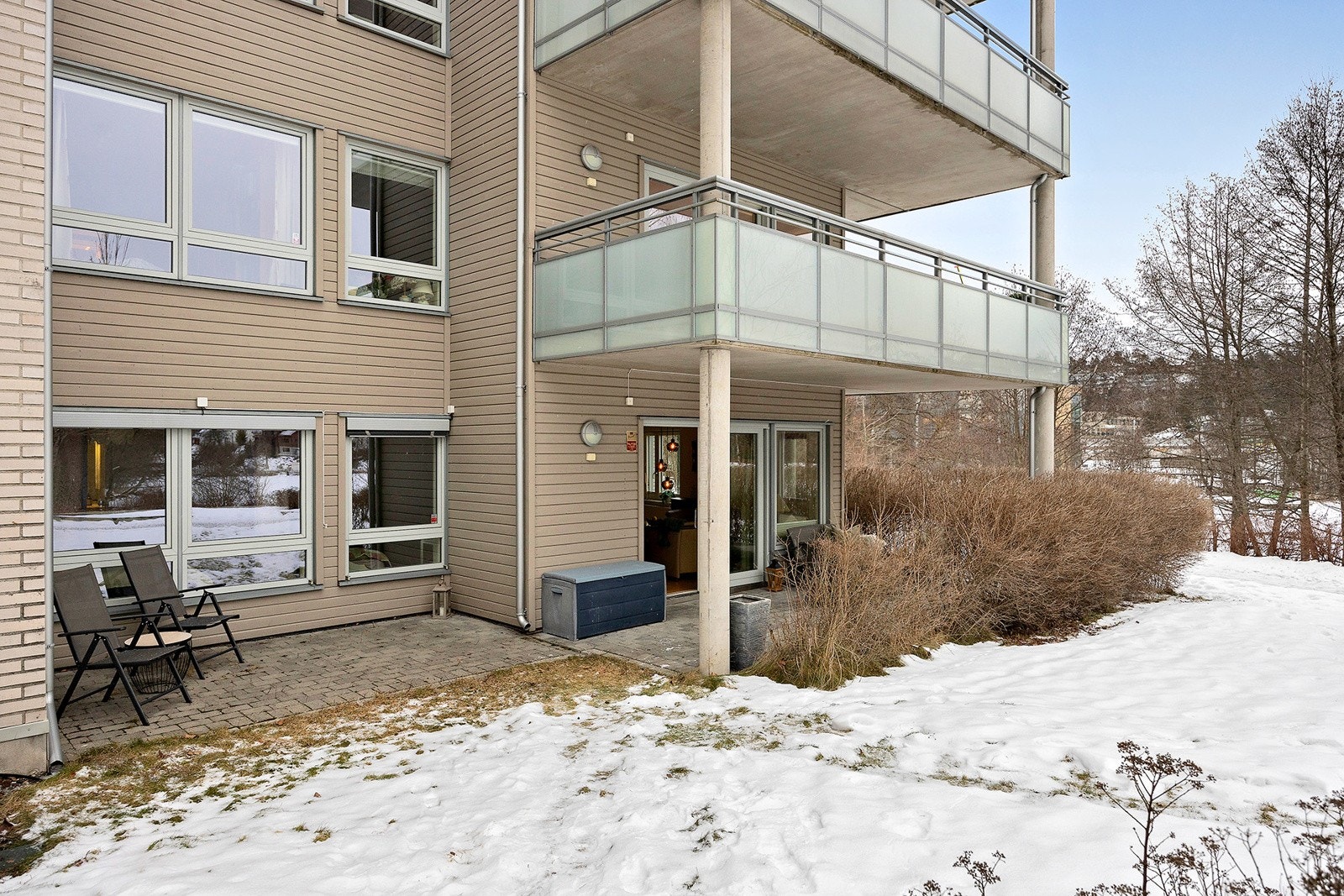 Terrassen er skjermet med beplanting på sommerhalvåret som reduserer innsyn. Galleribilde