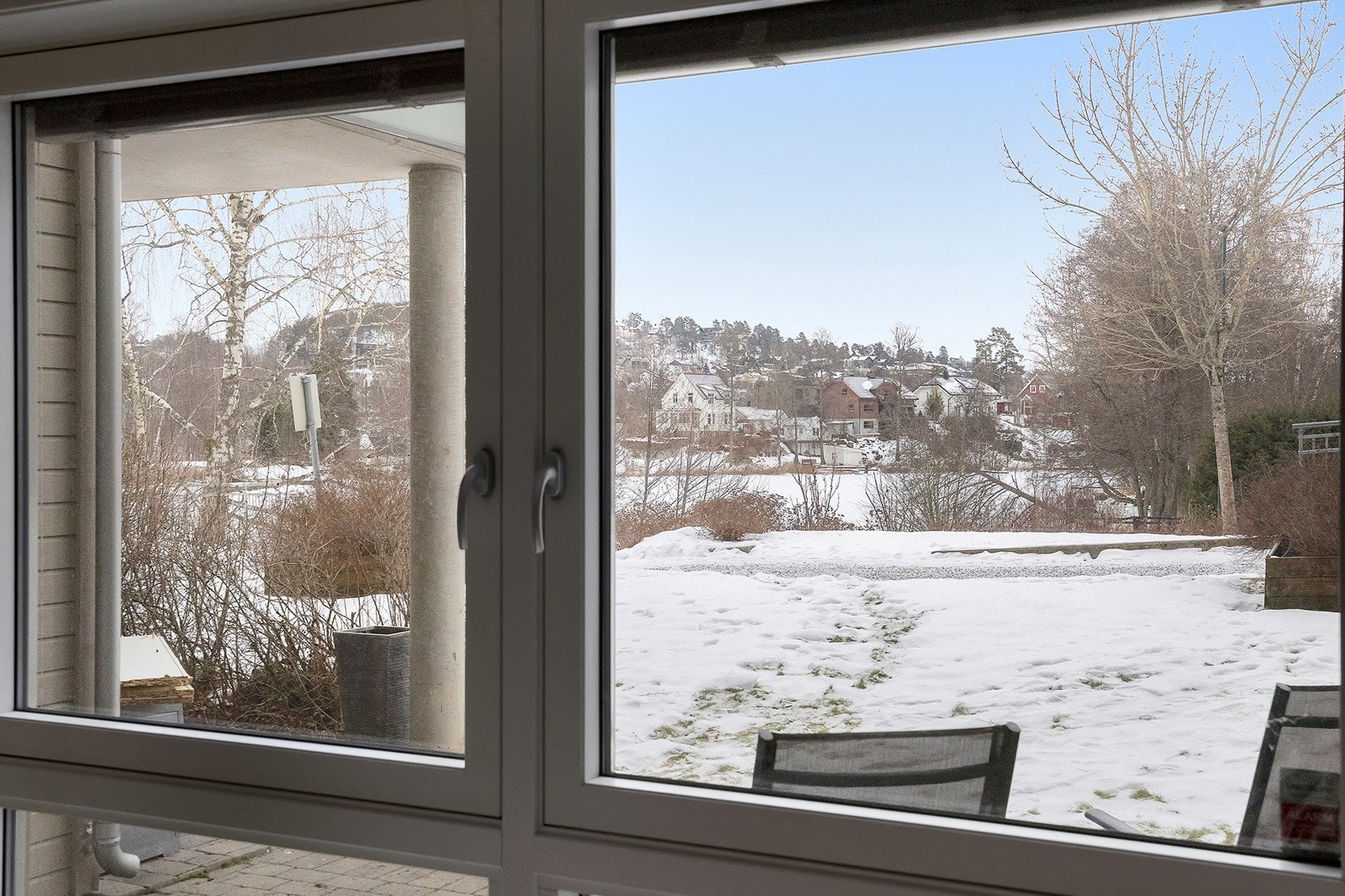 Hyggelig utsyn fra store vinusflater. Galleribilde