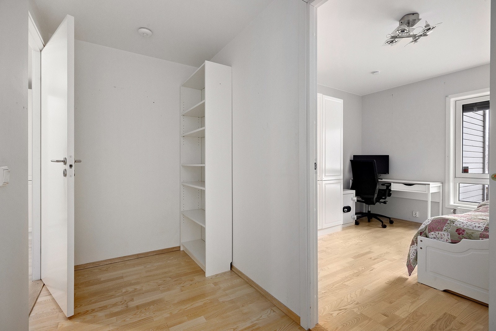 Mellomgang inn til 2 soverom. Galleribilde