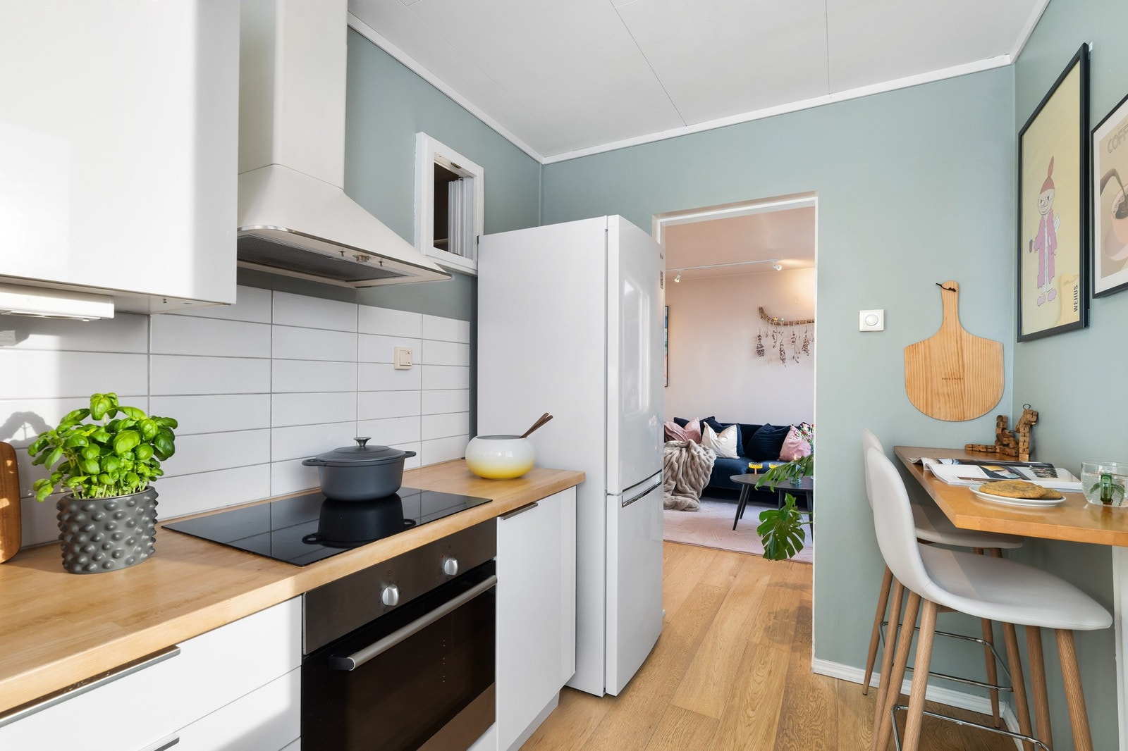 Kjøkkeninnredningen har slette fronter, heltre benkeplate, over benkeplaten er det benyttet fliser, stål oppvaskkum, ventilator, integrert keramisk platetopp, stekeovn og oppvaskmaskin Galleribilde