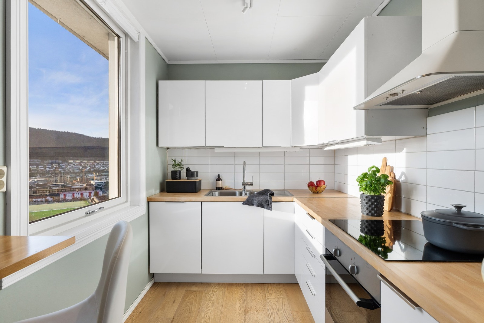 Kjøkkenet har også godt med skap- og benkeplass. Galleribilde