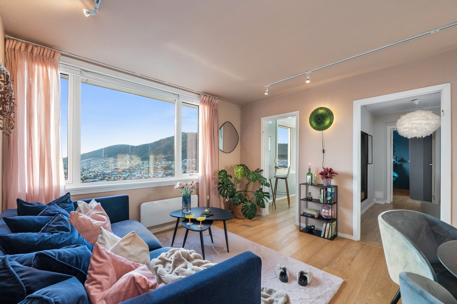 Leiligheten har et flott 1-stavs parkettgulv som tar deg videre til kjøkkenet. Galleribilde