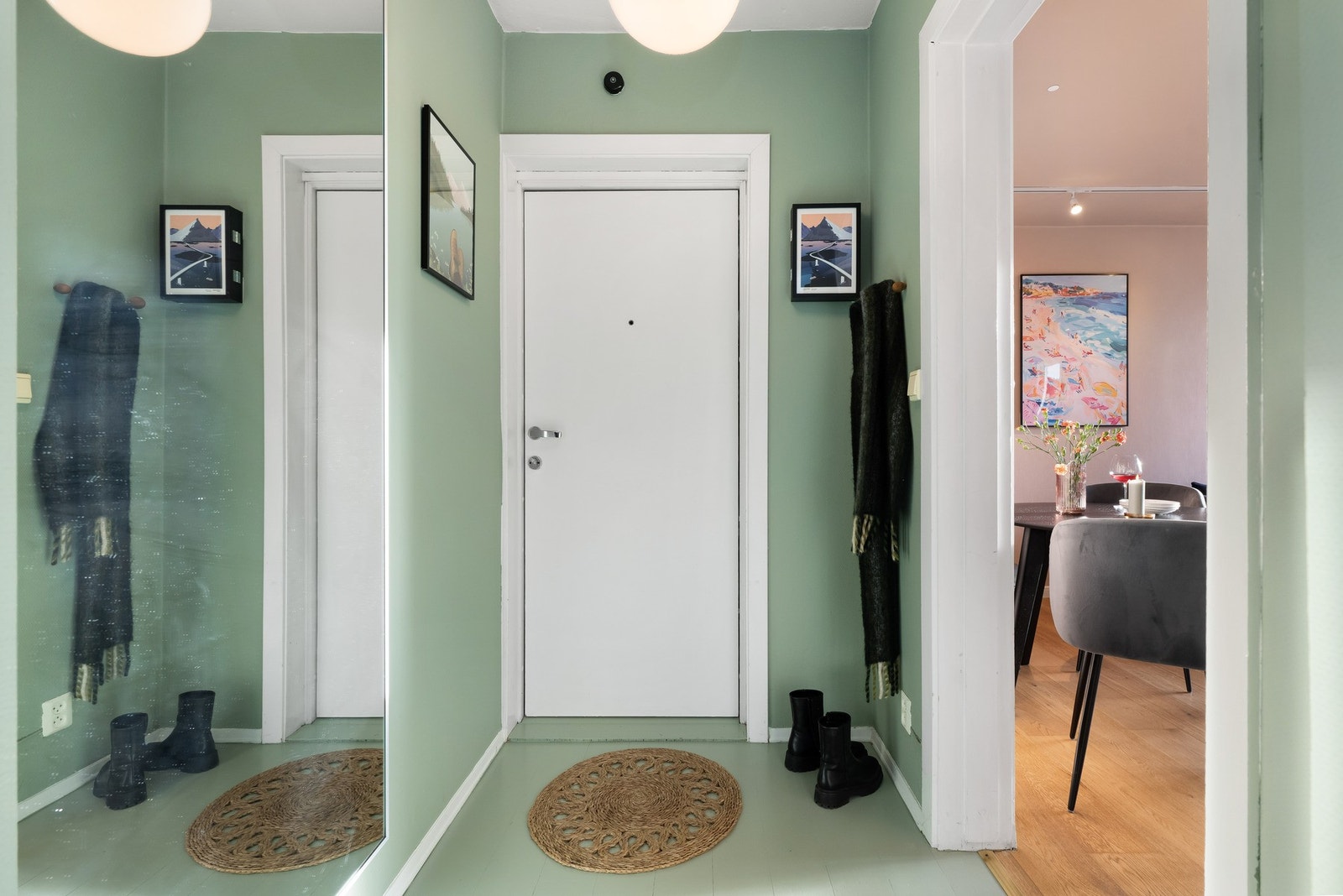 Velkommen inn i Vognstølen 18H!. Inngangspartiet er lyst og luftig med god plass til å henge fra seg yttertøy og sette fra seg sko. Galleribilde