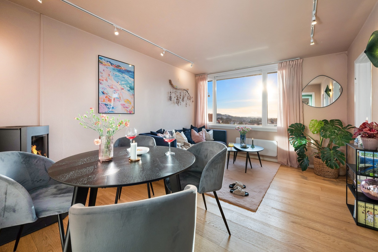 Den store vindusflaten gir godt med naturlig belysning. Galleribilde