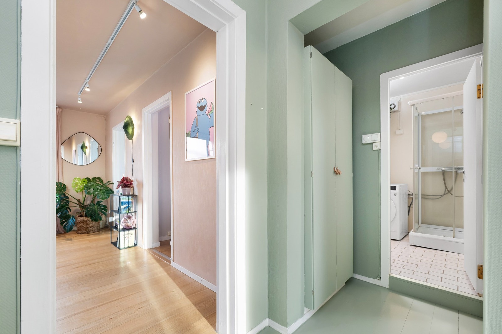 Fra inngangen kommer du deg rett til enten stue eller bad. Galleribilde