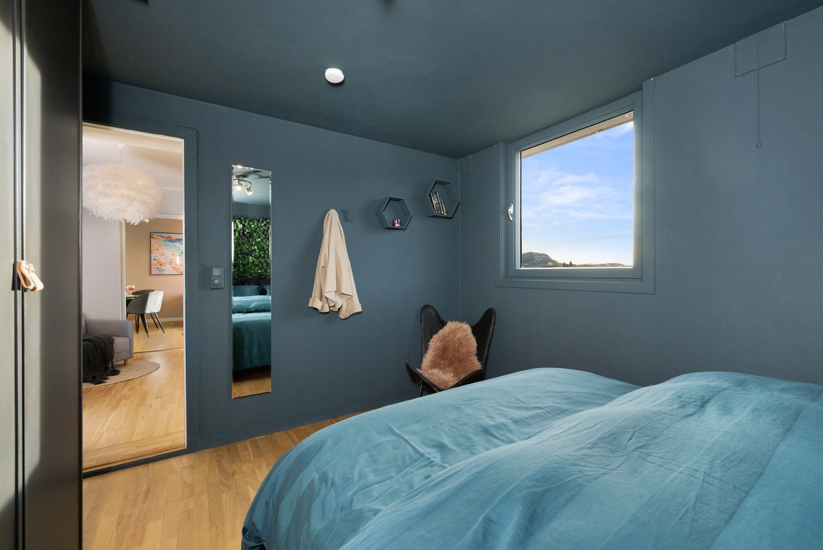 Soverommet er 11,9 m² og har god plass til dobbeltseng, kommode og annet nødvendig møblement. Galleribilde