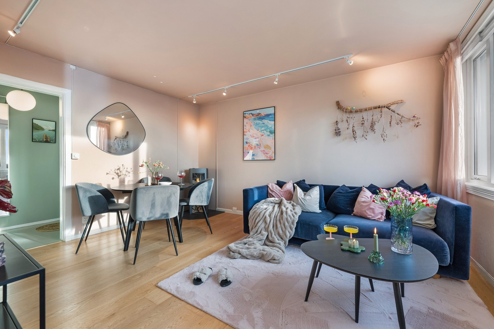 Stuen er malt i en behagelig farge, og gjør seg godt med alt sollyset som slipper inn. Galleribilde