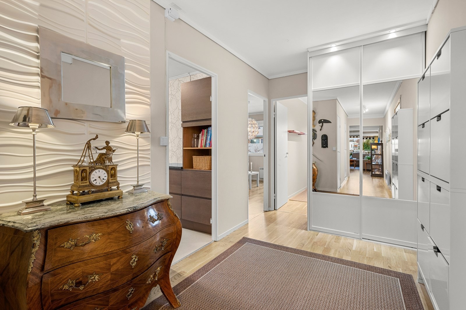 Romslig entré/gang med callinganlegg, skoskap og skyvedørsgarderobe Galleribilde