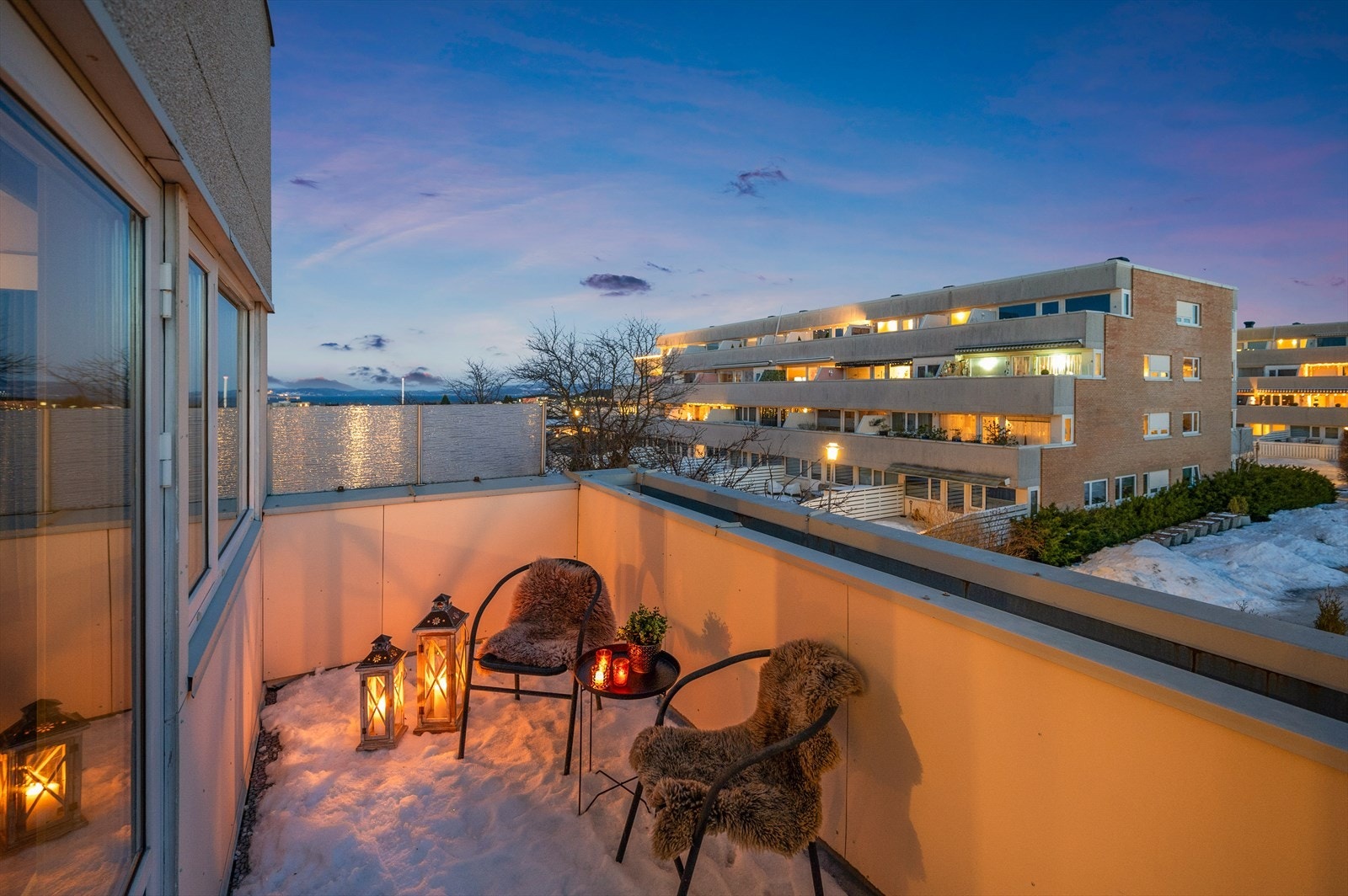 Balkong fra soverom med sol fra tidlig morgen til ca 14:00 samt fjordutsikt Galleribilde