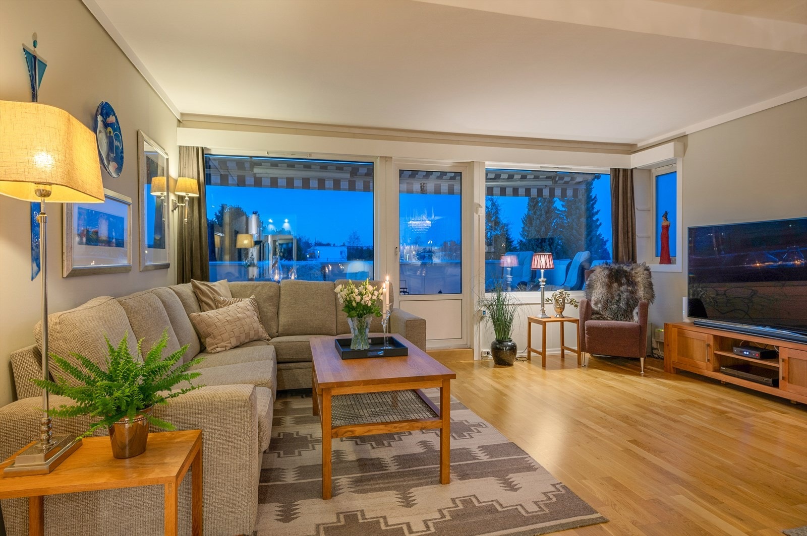 Stue- og kjøkkenareal på romslige 50,5m² med behagelig gulvvarme Galleribilde