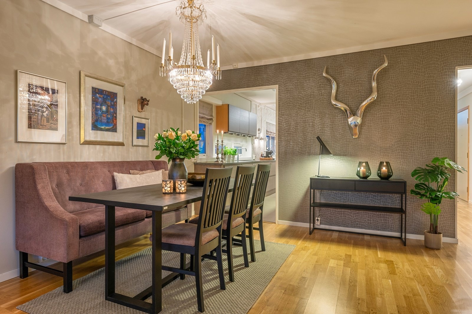 Stue med god plass til spisebord. Kjøkken ligger i åpen løsning mot stue med likevel godt tilbaketrukket. En løsning de aller fleste foretrekker Galleribilde