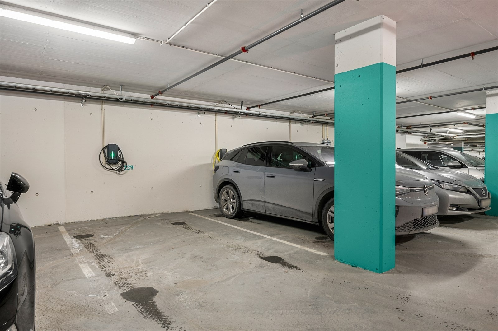 Det medfølger en fast parkeringsplass i garasjekjeller med mulighet for elbil-lader Galleribilde