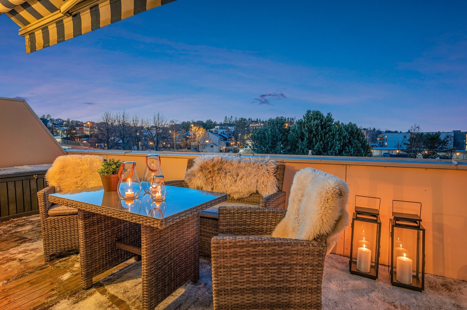 Fra stuen er det utgang til terrasse på 20m² hvor solen er fra ca. 14:00 til ca 22:00 sommerstid Galleribilde