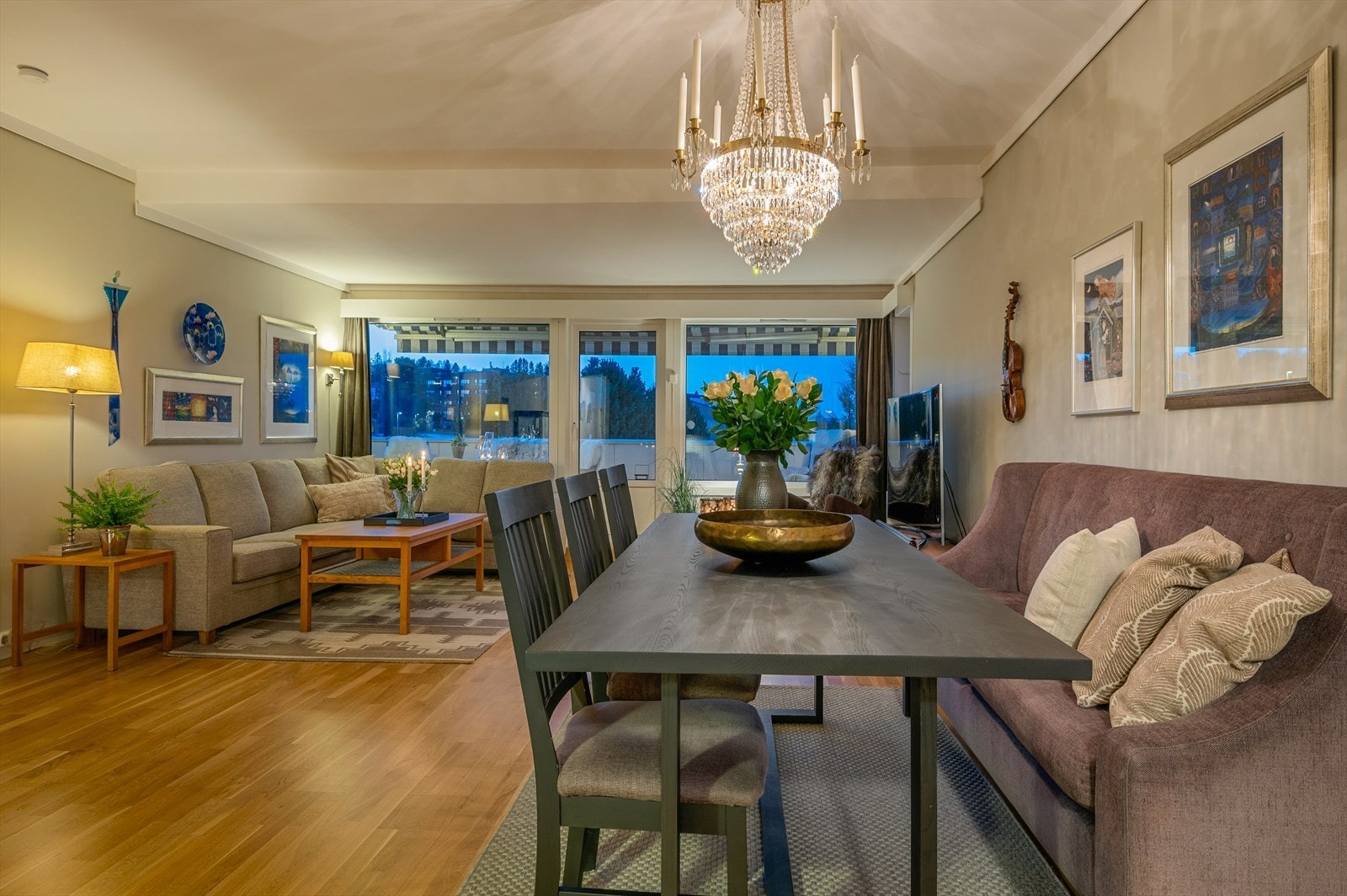 Med ekstra takhøyde i deler av stuen og store vindusflater oppleves leilighet som romslig og lys Galleribilde