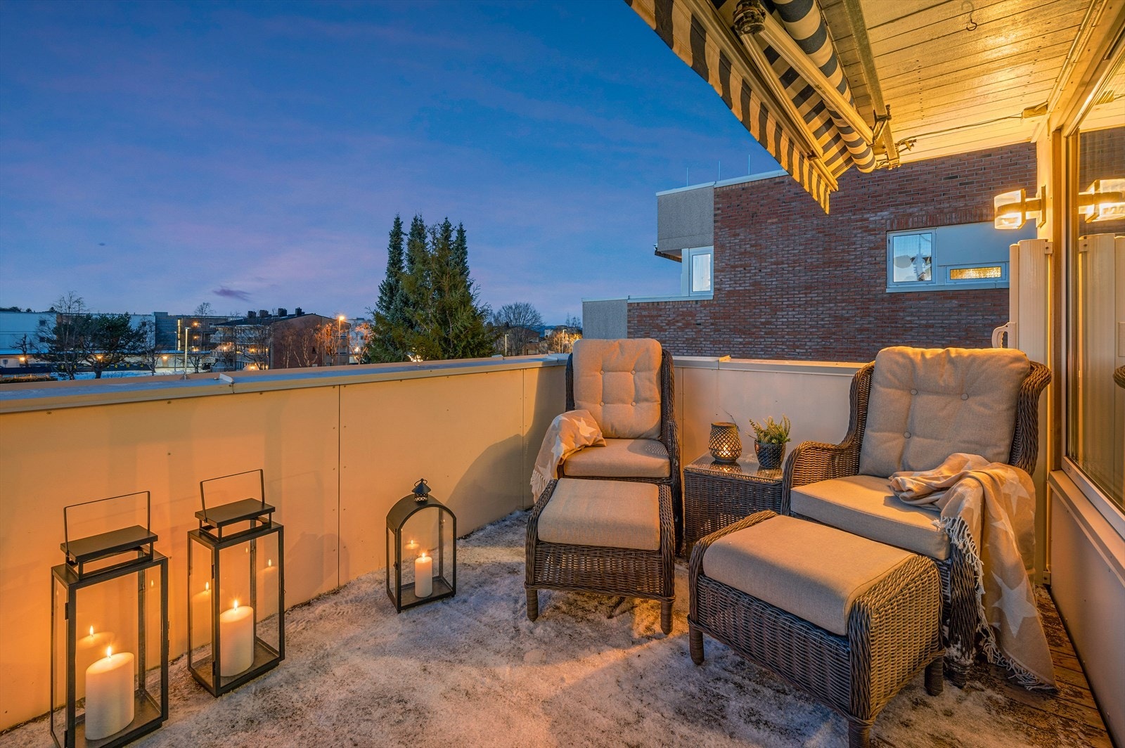 Terrassen har elektrisk markise og strømuttak Galleribilde