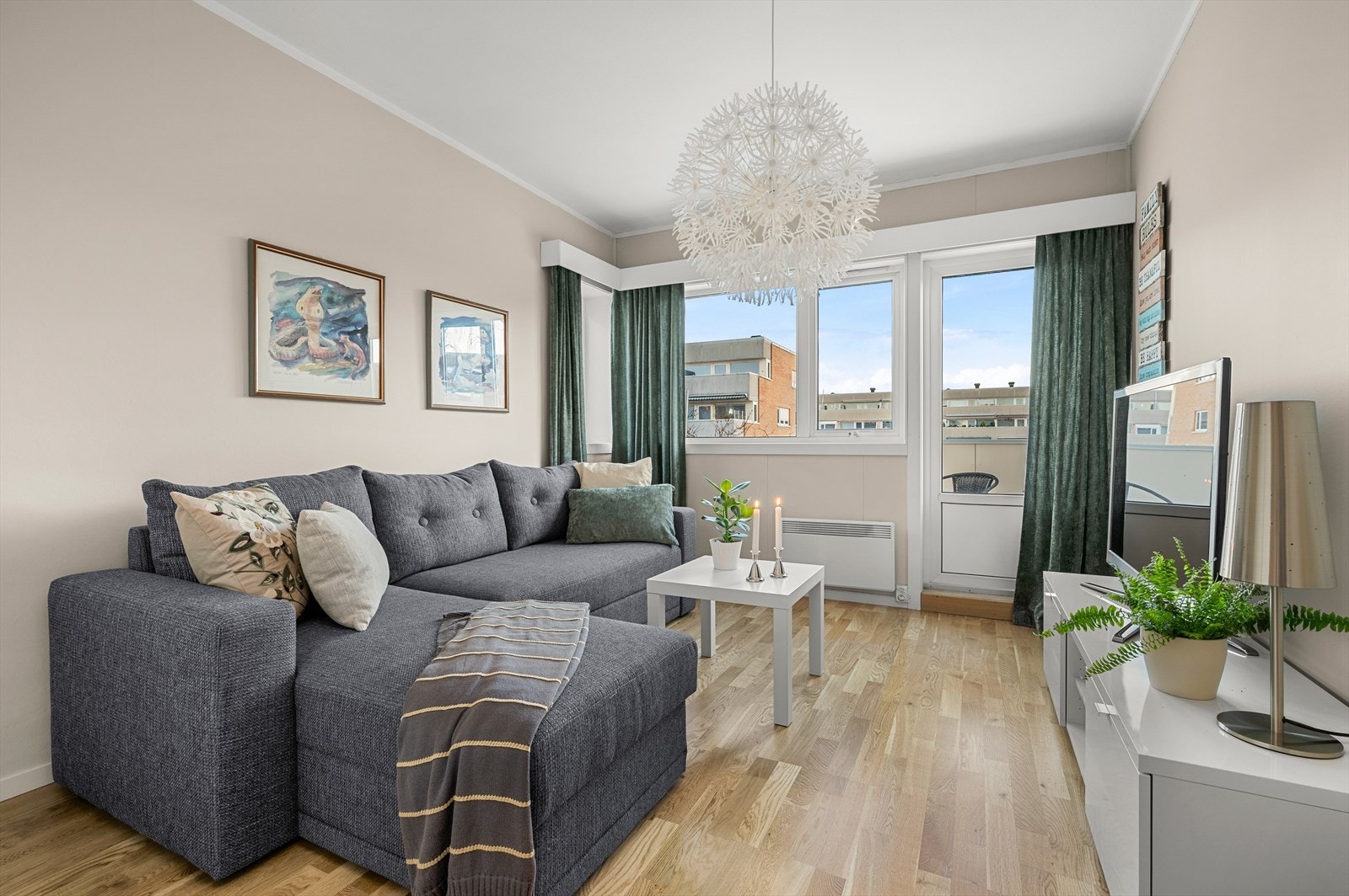 Soverom med utgang til balkong med sol fra tidlig morgen til ca. 14:00. Da har solen kommet over på terrassen med utgang fra stuen Galleribilde