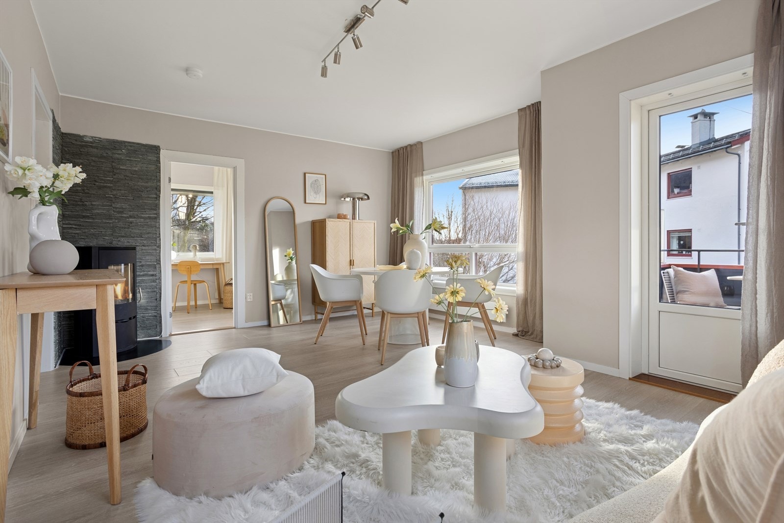 Stor stue med god plass til flere sittegrupper Galleribilde