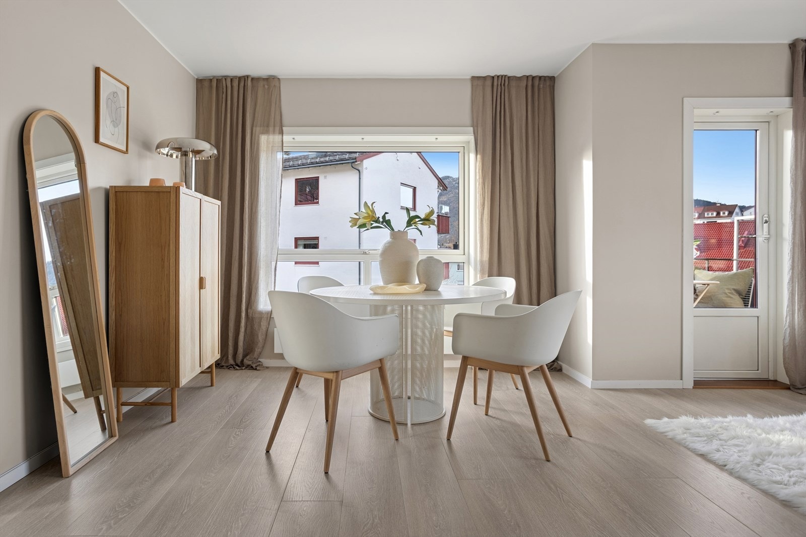 God plass til spisebord i stue Galleribilde