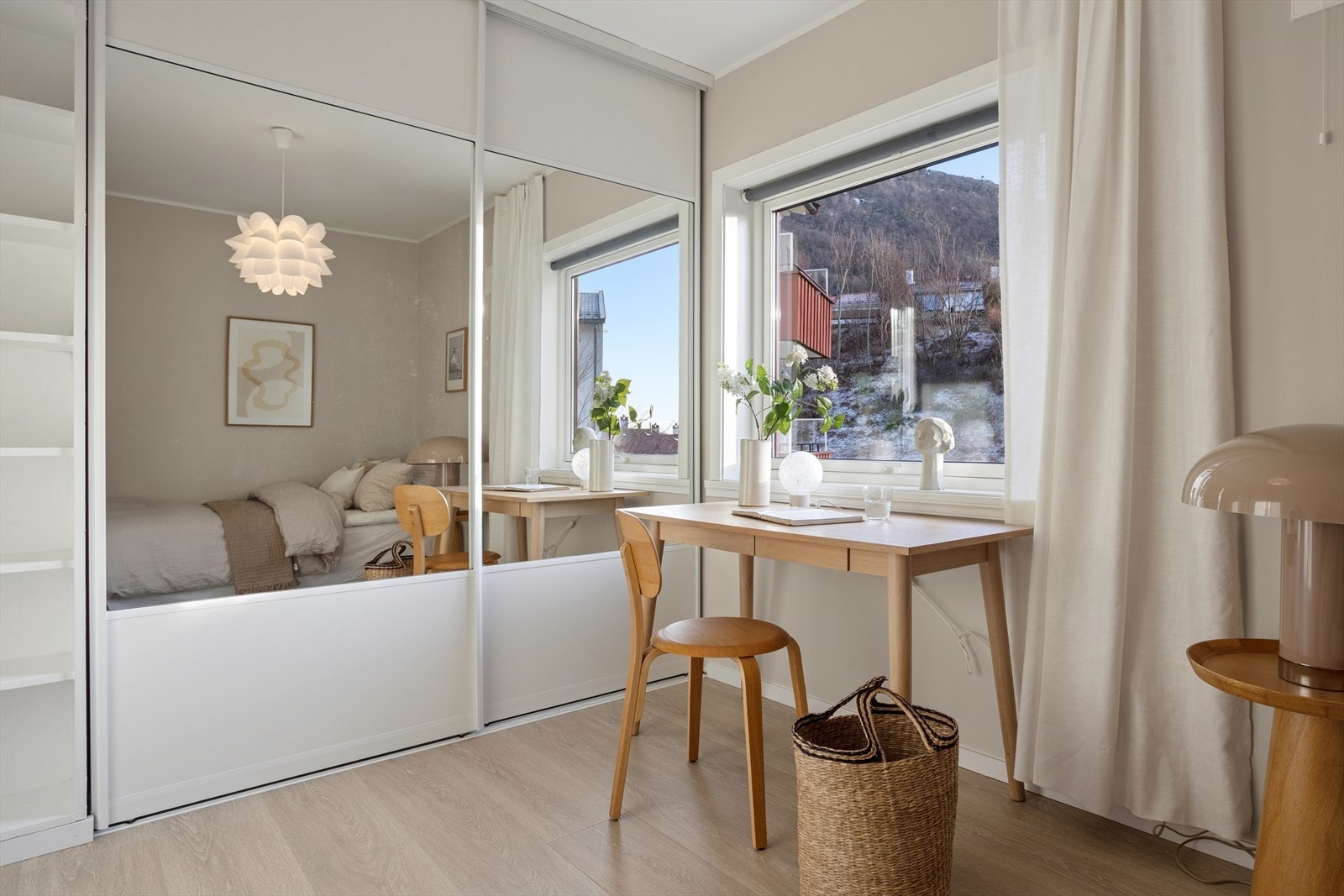 God plass til oppbevaring av klær på soverom Galleribilde