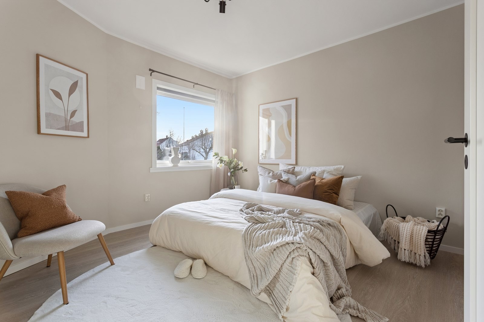 Leiligheten har to store soverom Galleribilde