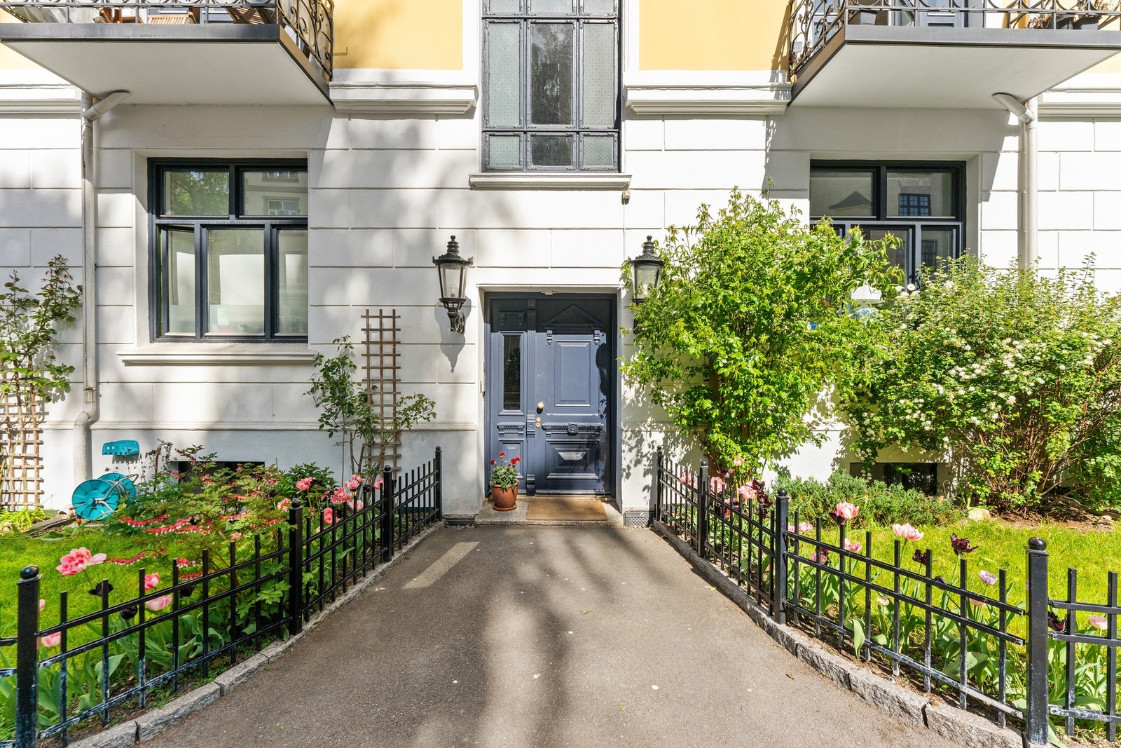 Den fasjonable hjørnegården fra 1913 har en attraktiv beliggenhet i en av Majorstuens flotteste og bredeste gater med syrintrær og grønne forhager. Galleribilde