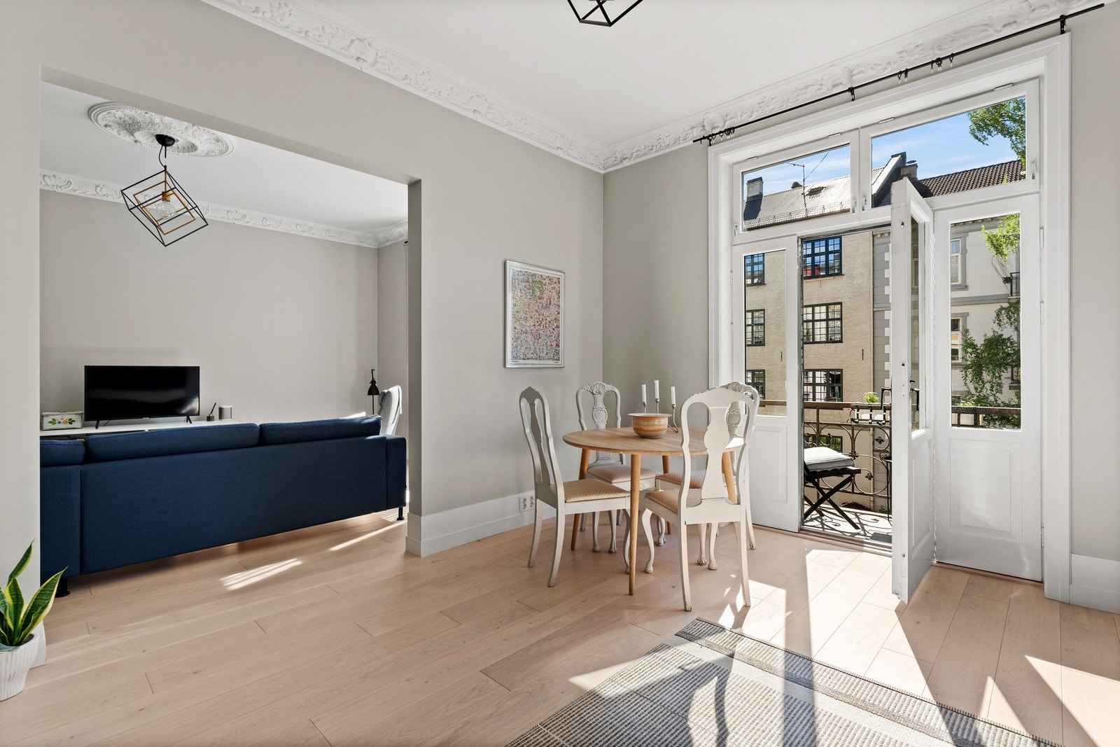 Store vindusflater gir rikelig med naturlig lys inn i leiligheten. Galleribilde