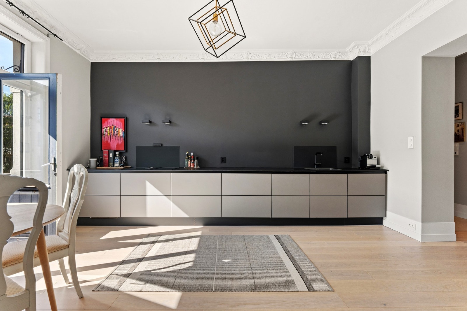 Stor plass til spisegruppe på kjøkkenet. Galleribilde