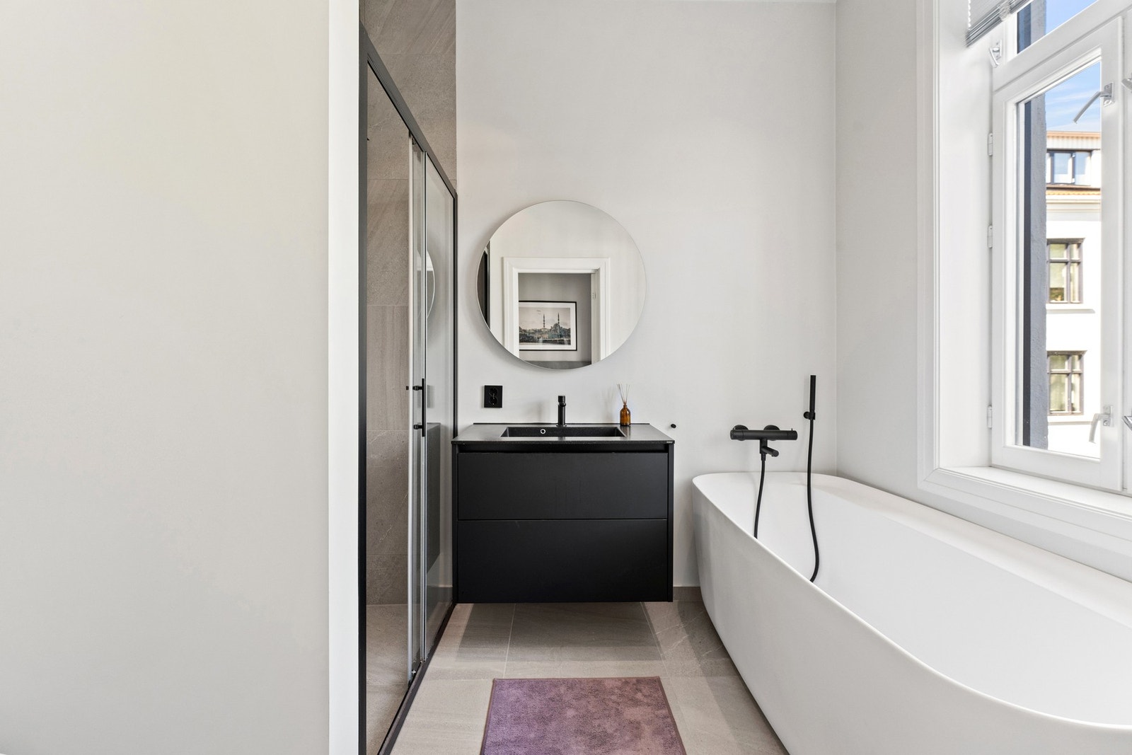 Delikat, flislagt bad som ble pusset opp i 2019. Galleribilde