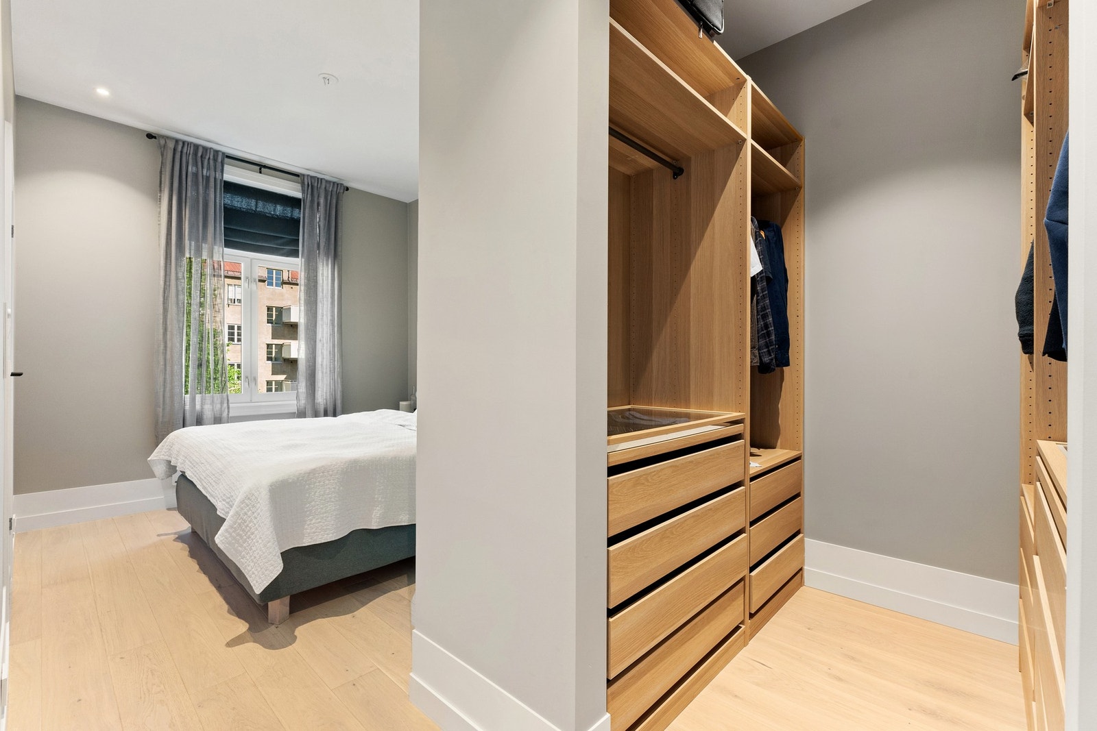 Hovedsoverommet har både walk-in garderobe og tilgang til eget bad. Galleribilde