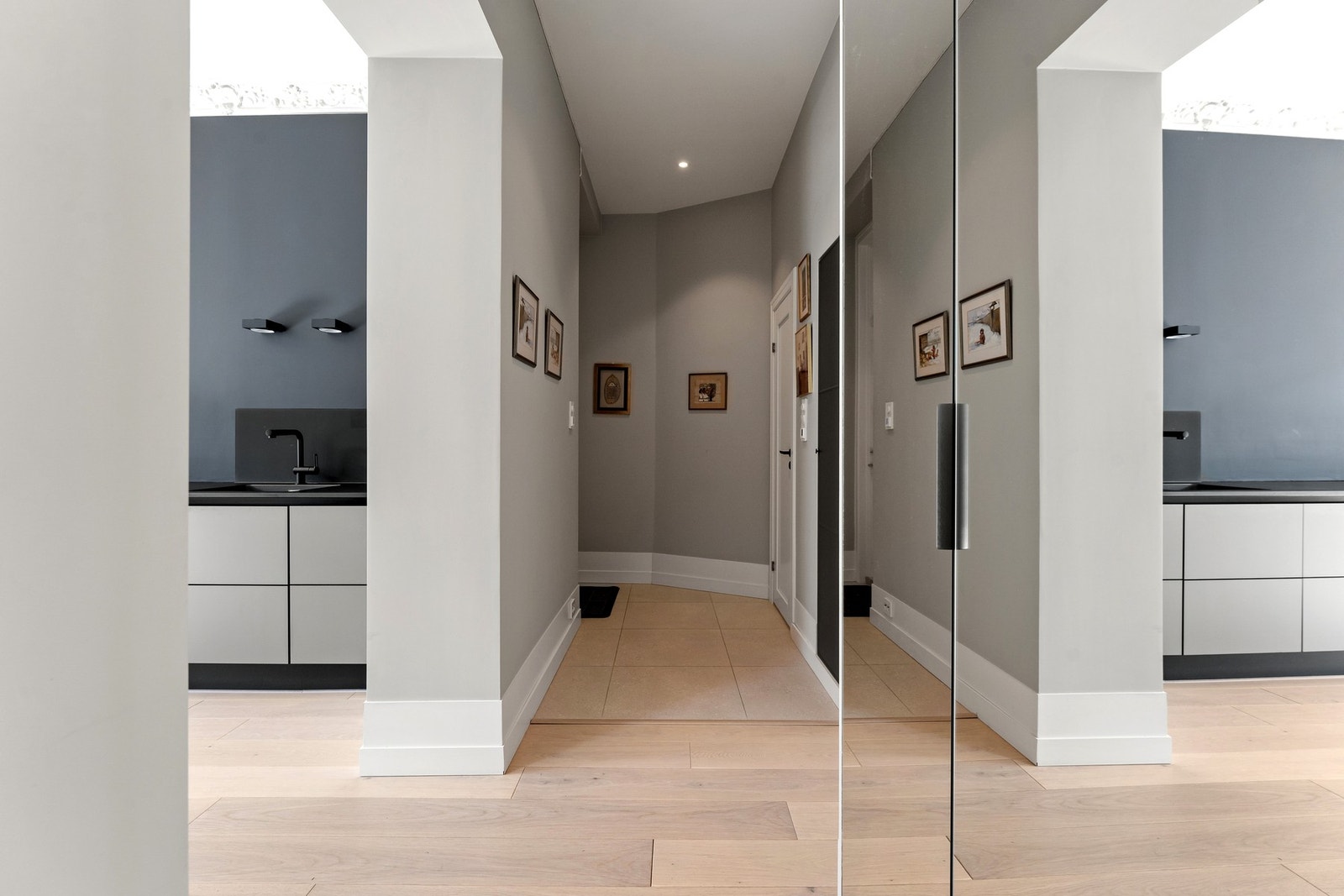 Boligen disponerer to eksterne boder i henholdsvis kjeller og loft på ca. 21 m² og ca. 4 m². Galleribilde