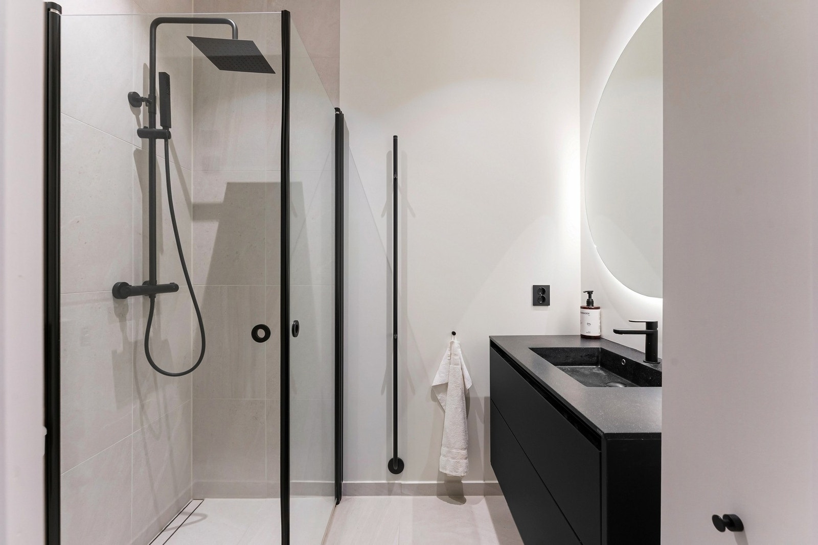 Fra gangen er det adkomst til et ytterligere bad fra 2019. Galleribilde