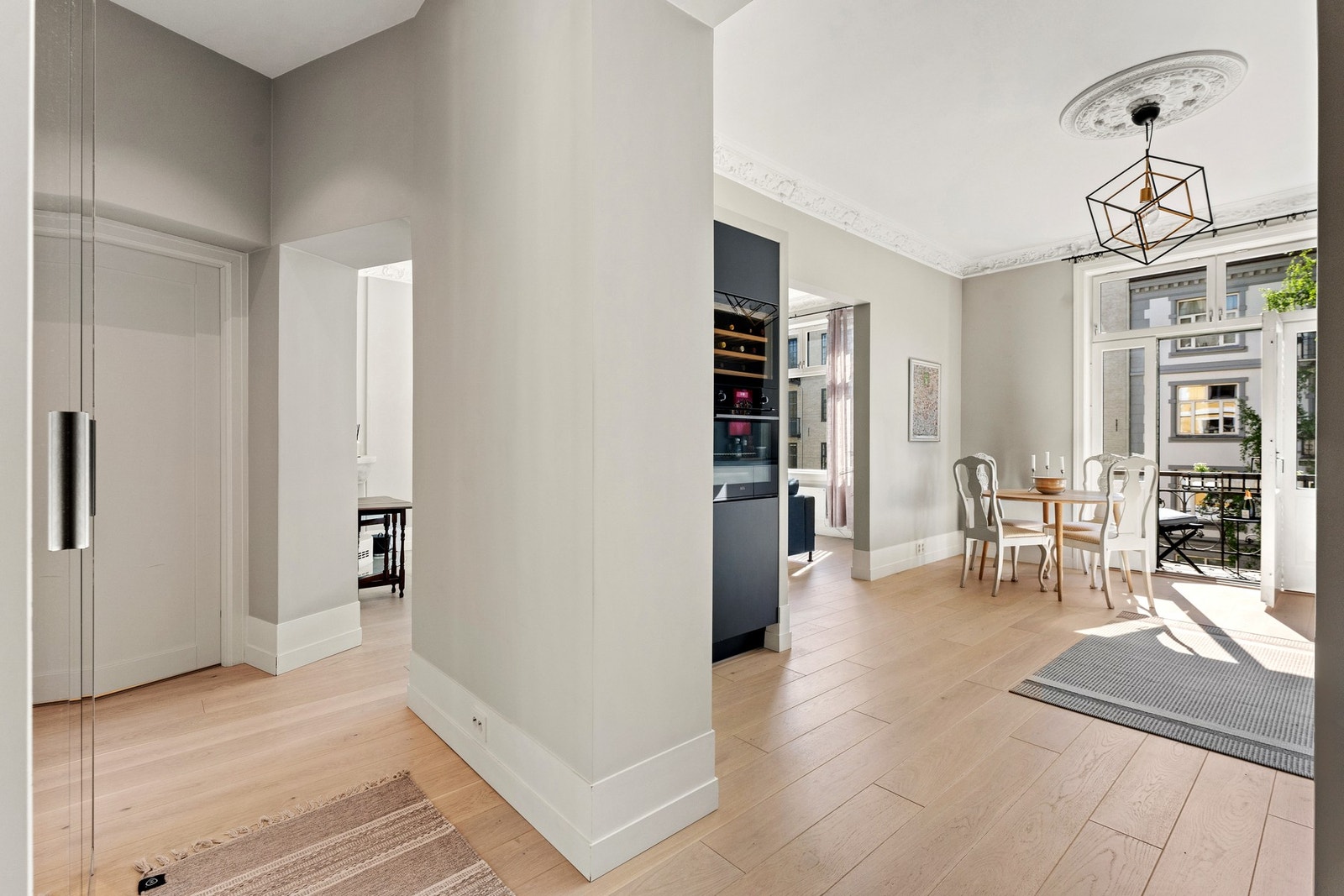 Gulvene er belagt med nydelig enstavs eikeparkett. Galleribilde