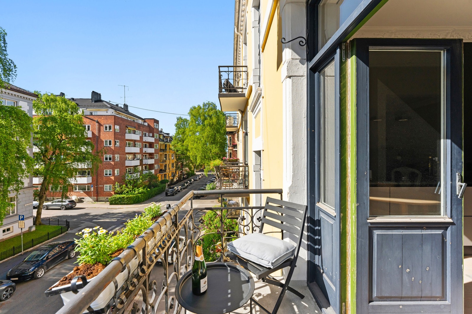 Solrik, sydøstvendt balkong med fine siktlinjer. Galleribilde