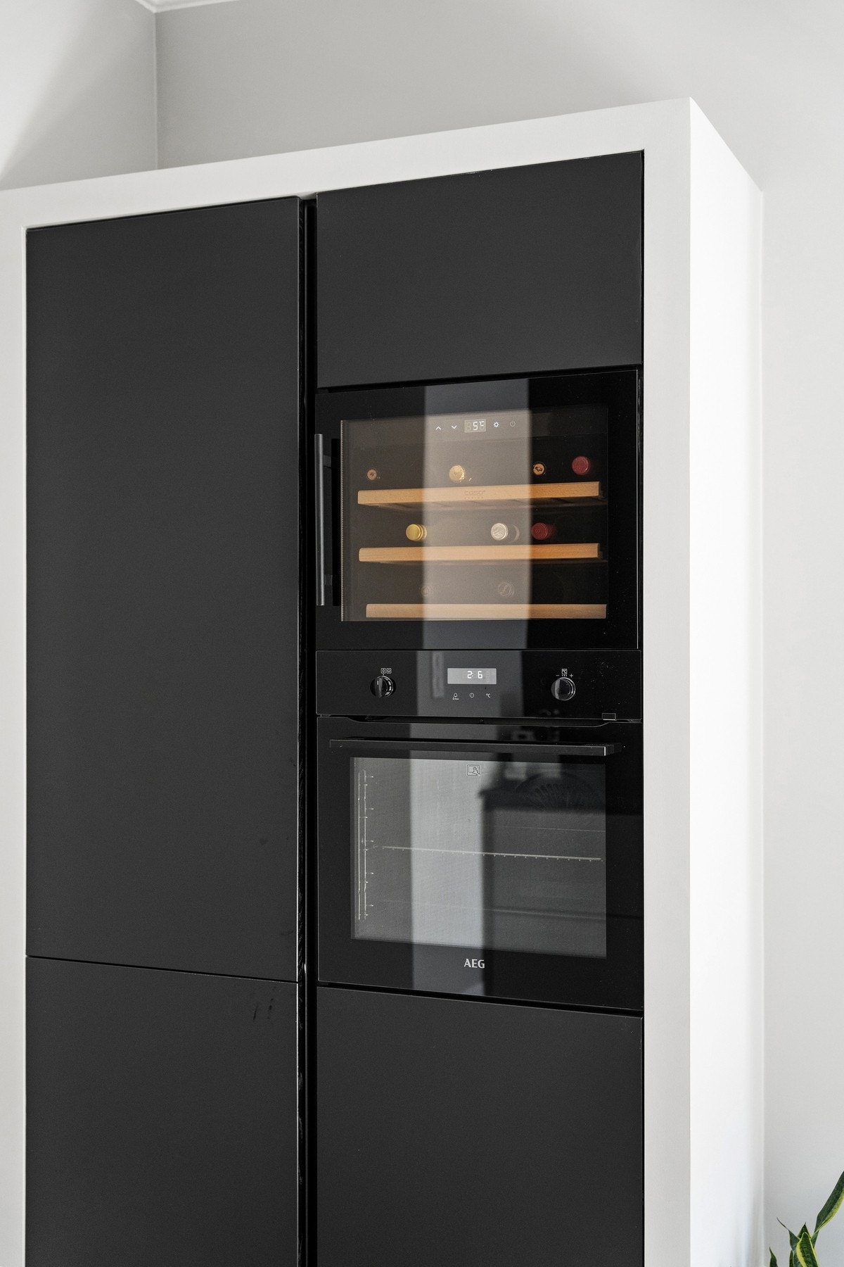 Integrert vinskap, stekeovn og kjøl/ frys. Galleribilde