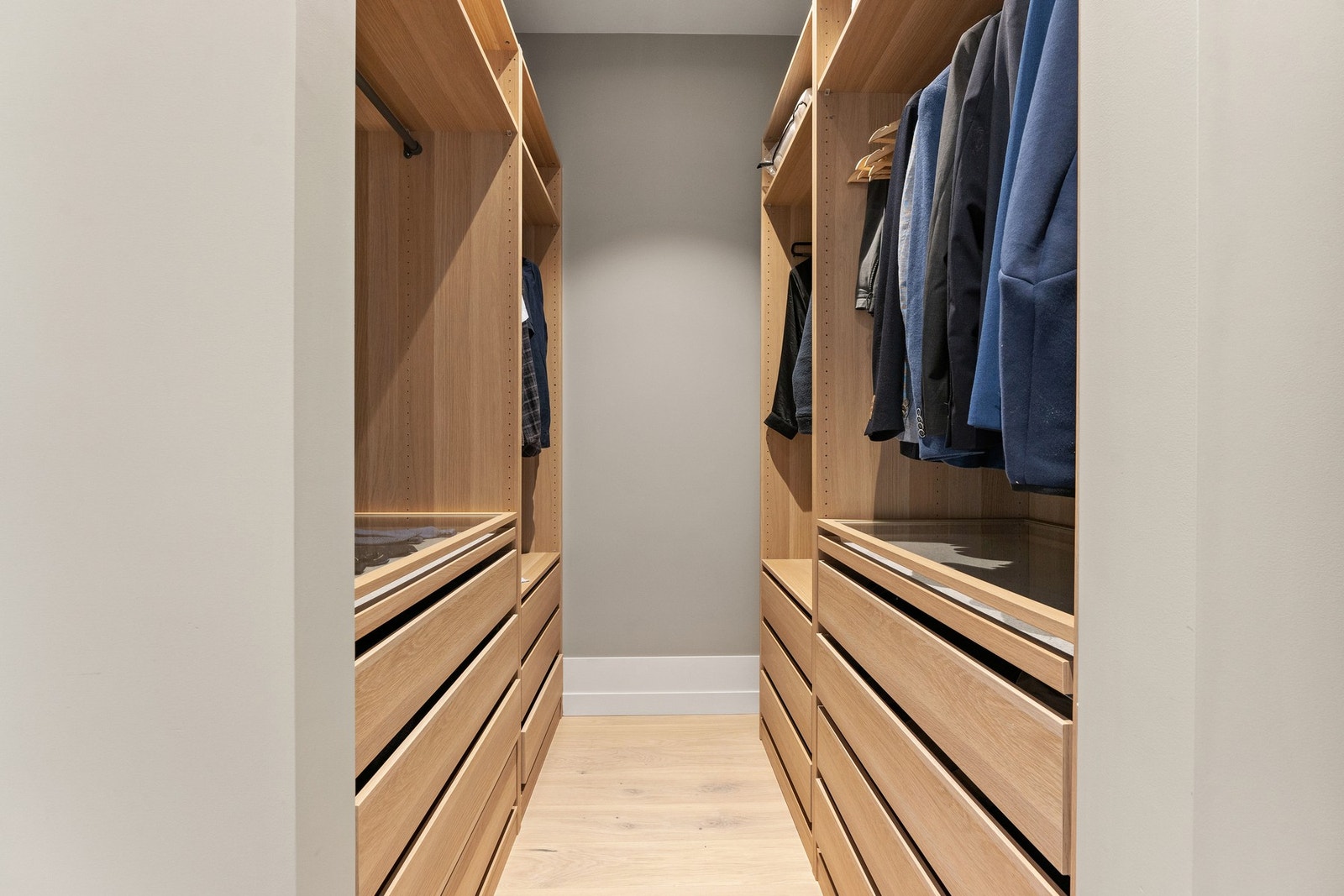 Walk-in-closet på hovedsoverommet. Galleribilde