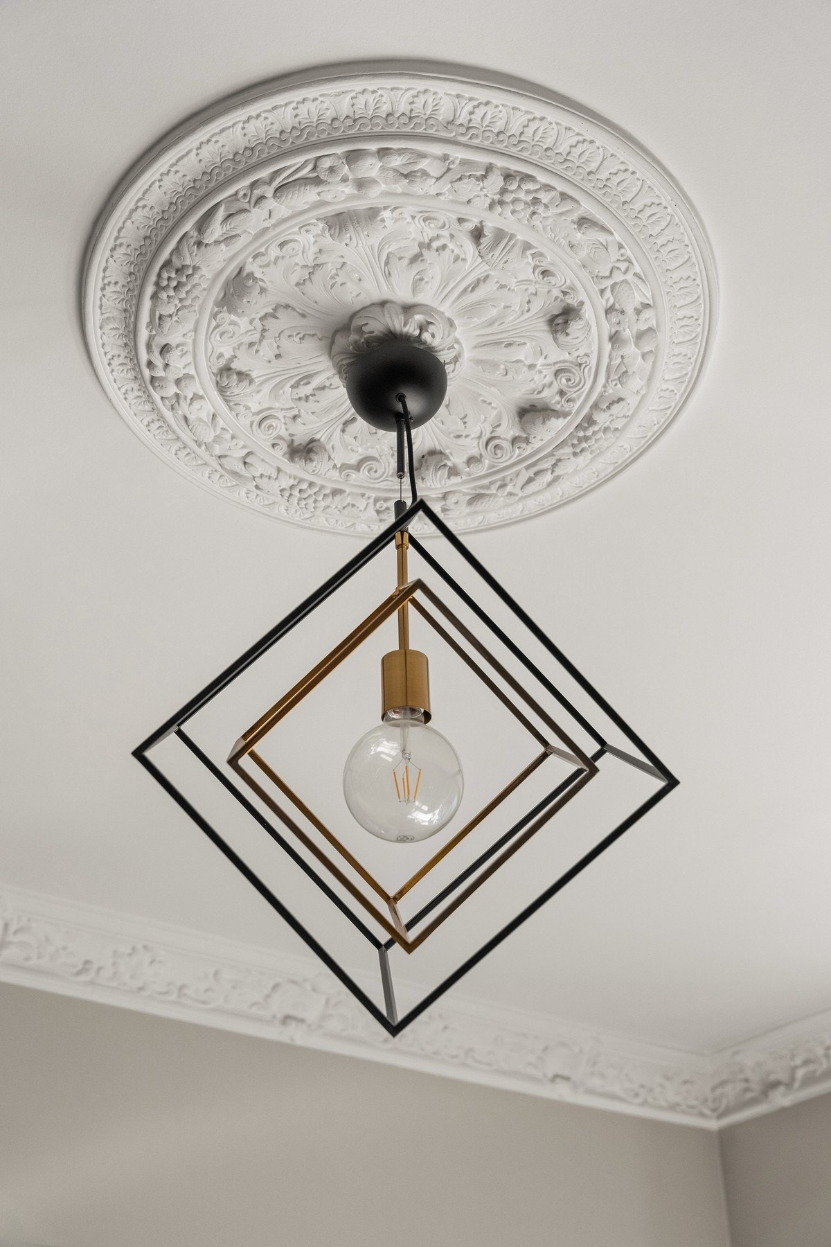 Klassiske detaljer som stukkatur og rosett. Galleribilde