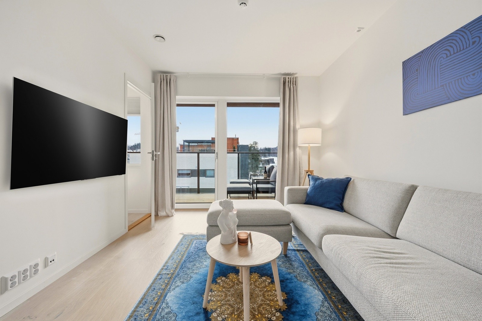 Leiligheten byr på en lys og luftig atmosfære, store vindusflater og god takhøyde. Galleribilde