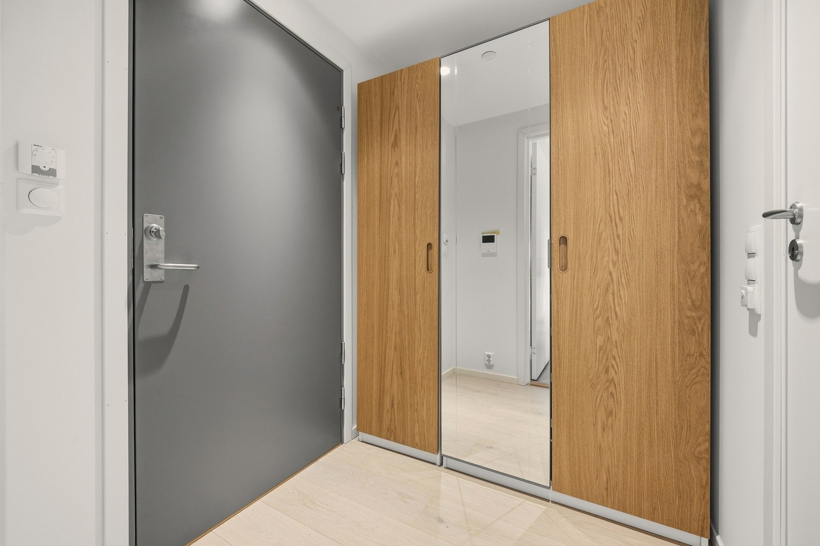 Velkommen inn! - Leiligheten har en romslig entre med gode oppbevaringsløsninger for sko og yttertøy. Galleribilde