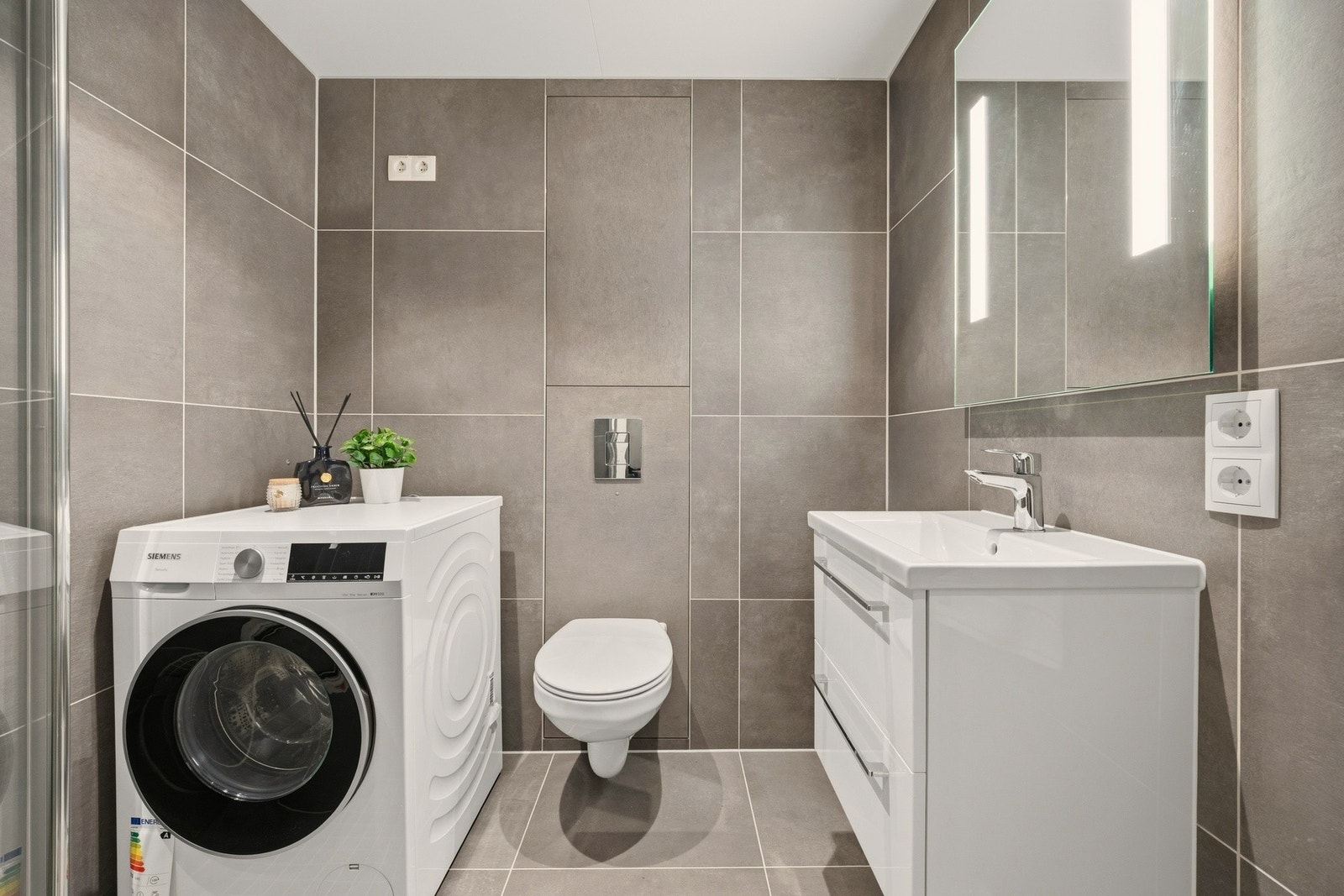 Stilrent baderom med dusjhjørne og funksjonelle løsninger Galleribilde