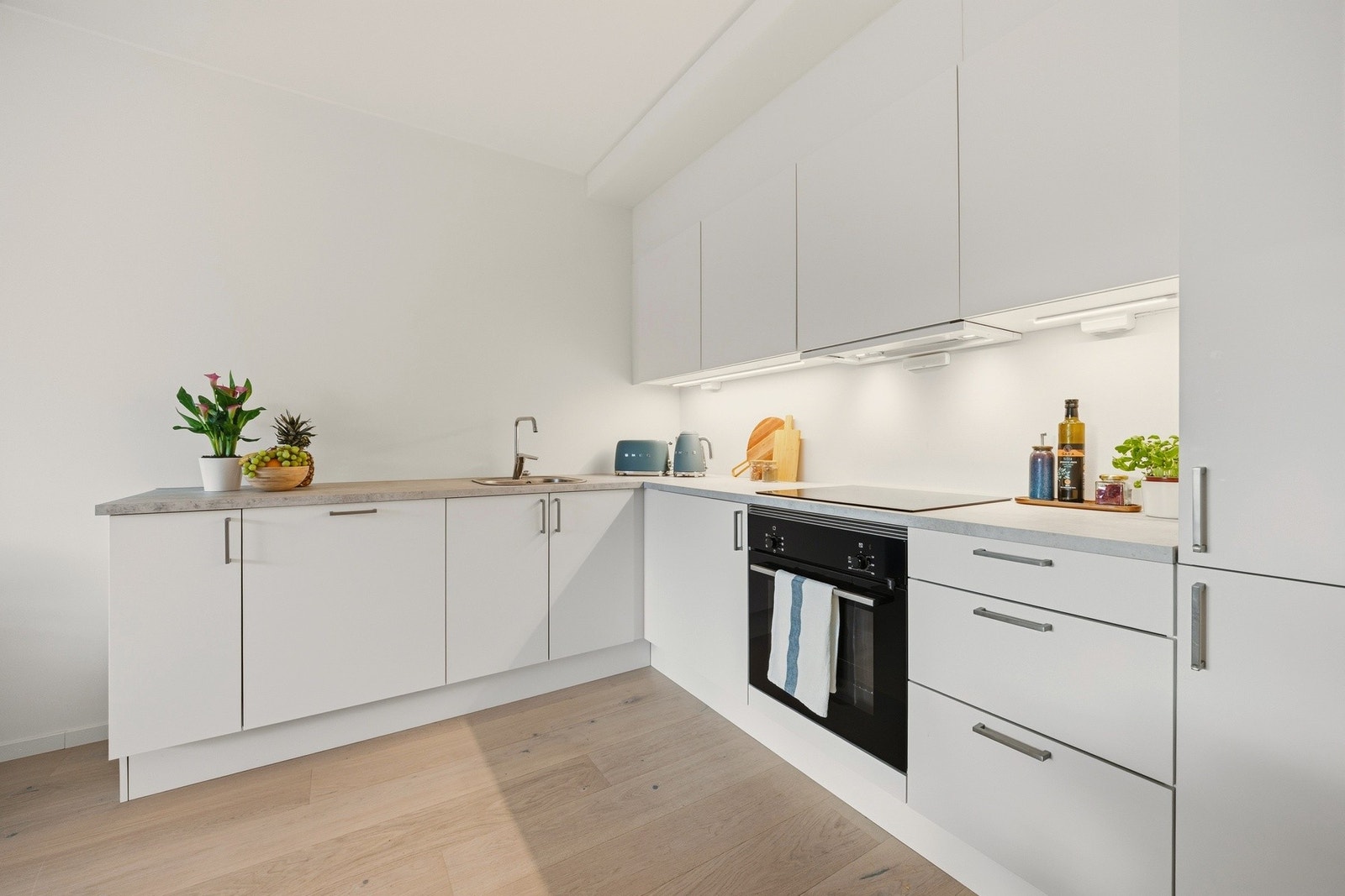 Kjøkkenet leveres med Sigdal hvitevarer som bla. stekeovn, komfyrtopp, oppvaskmaskin og kjøleskap. Galleribilde